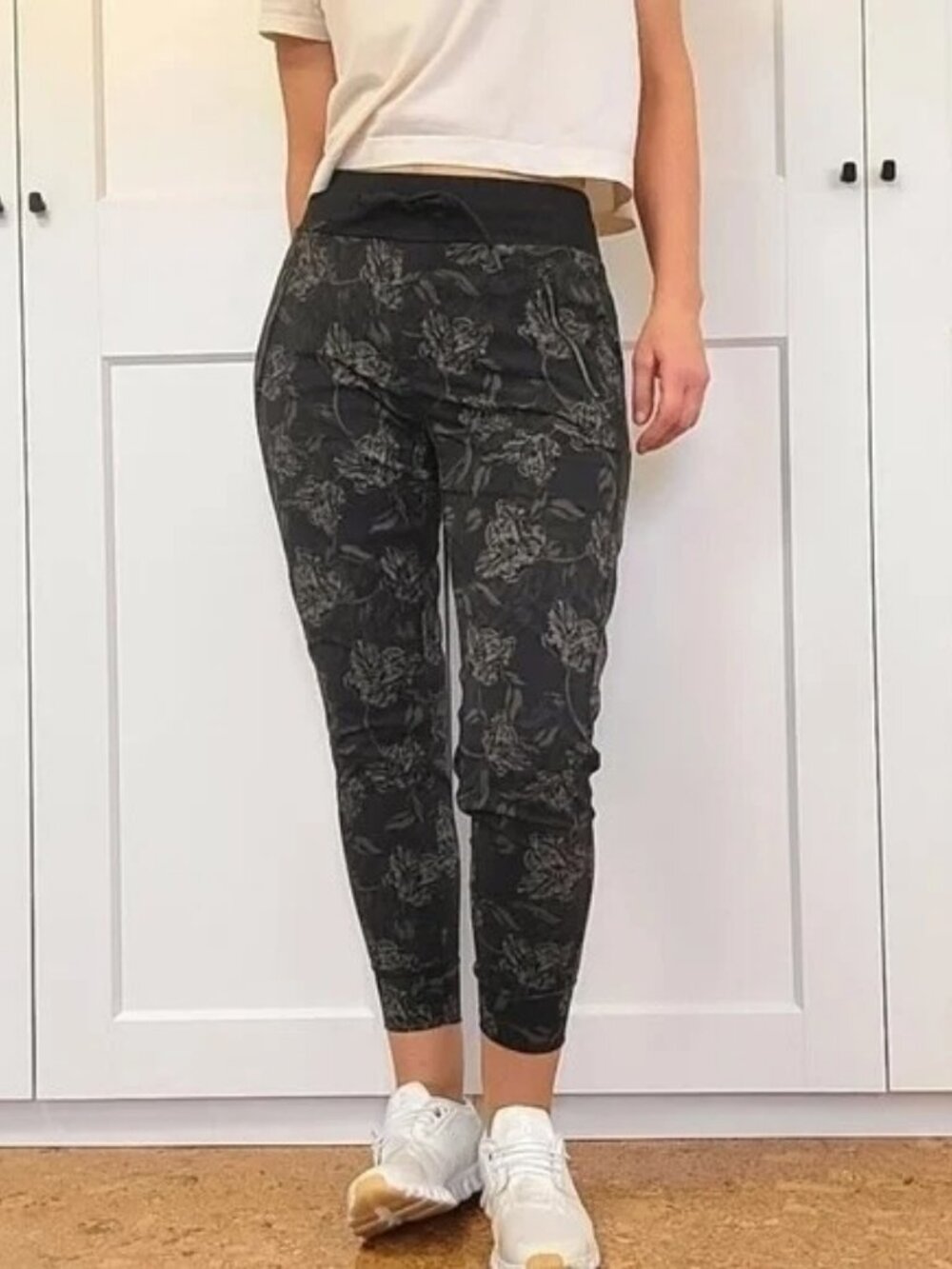 Athleta Trekkie North Printed 27" Jogger Pants in Terra Firma Olive Size 6